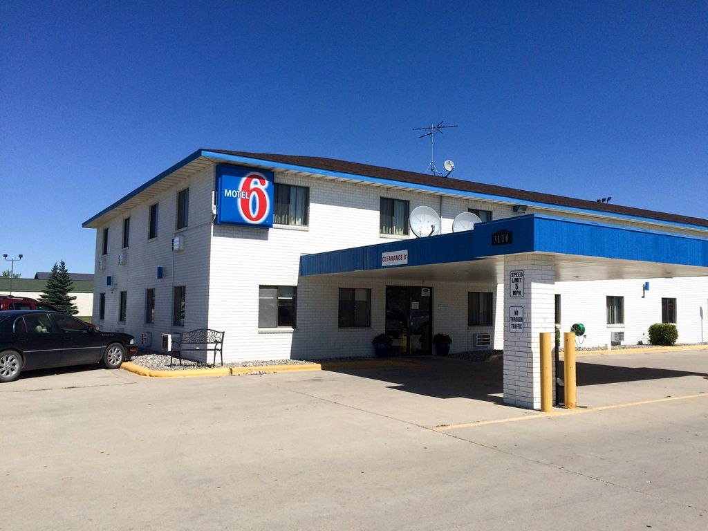 6-fargo, Nd - South Hotel